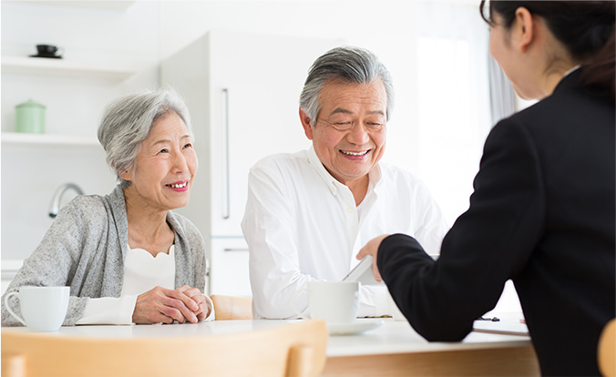 お客さまと売却のご相談をしている様子